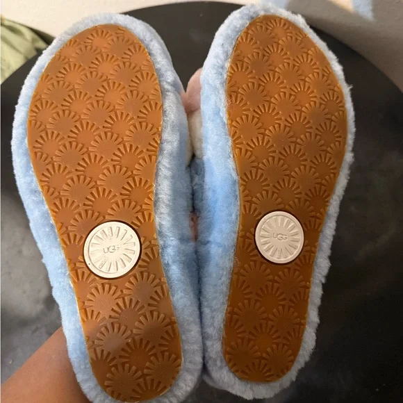 UGG Fluff Yeah Slide Pride Stripes Fur Slippers Women’s Size 7 Comfy Rubber Sole - Picture 9 of 10